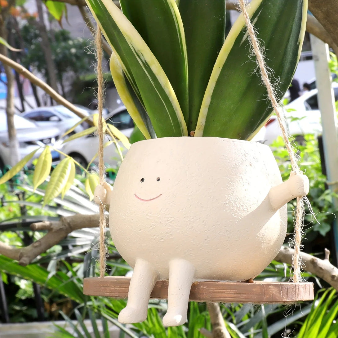Pot de fleurs en résine : ce pot de fleurs suspendu avec balançoire est un objet de décoration - CHiCLiKi